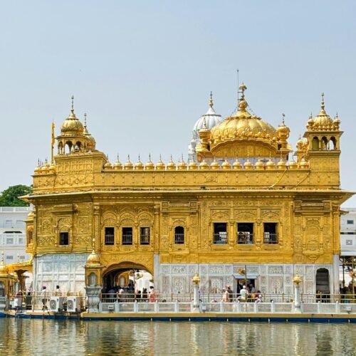 Ceremonia de oración vespertina en el Templo Dorado de Amritsar