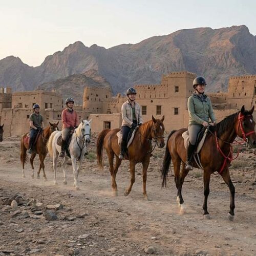 Un'escursione a cavallo tra i palmeti e le antiche rovine in fango della città storica di Al Hamra, Oman