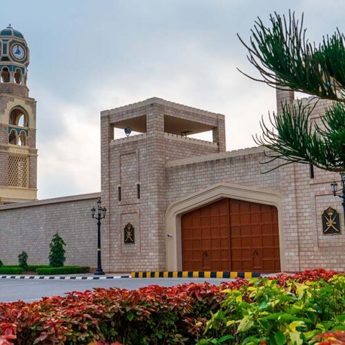 I dettagli architettonici tradizionali e le mura fortificate dell'Al Hosn Palace, lo storico palazzo reale sul lungomare di Salalah, Oman.