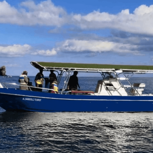 Un'escursione di pesca d'altura a bordo di una barca privata nelle profonde acque dell'Oceano, Oman
