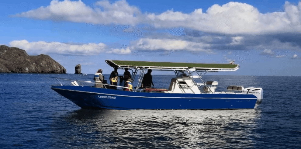 Un'escursione di pesca d'altura a bordo di una barca privata nelle profonde acque dell'Oceano, Oman