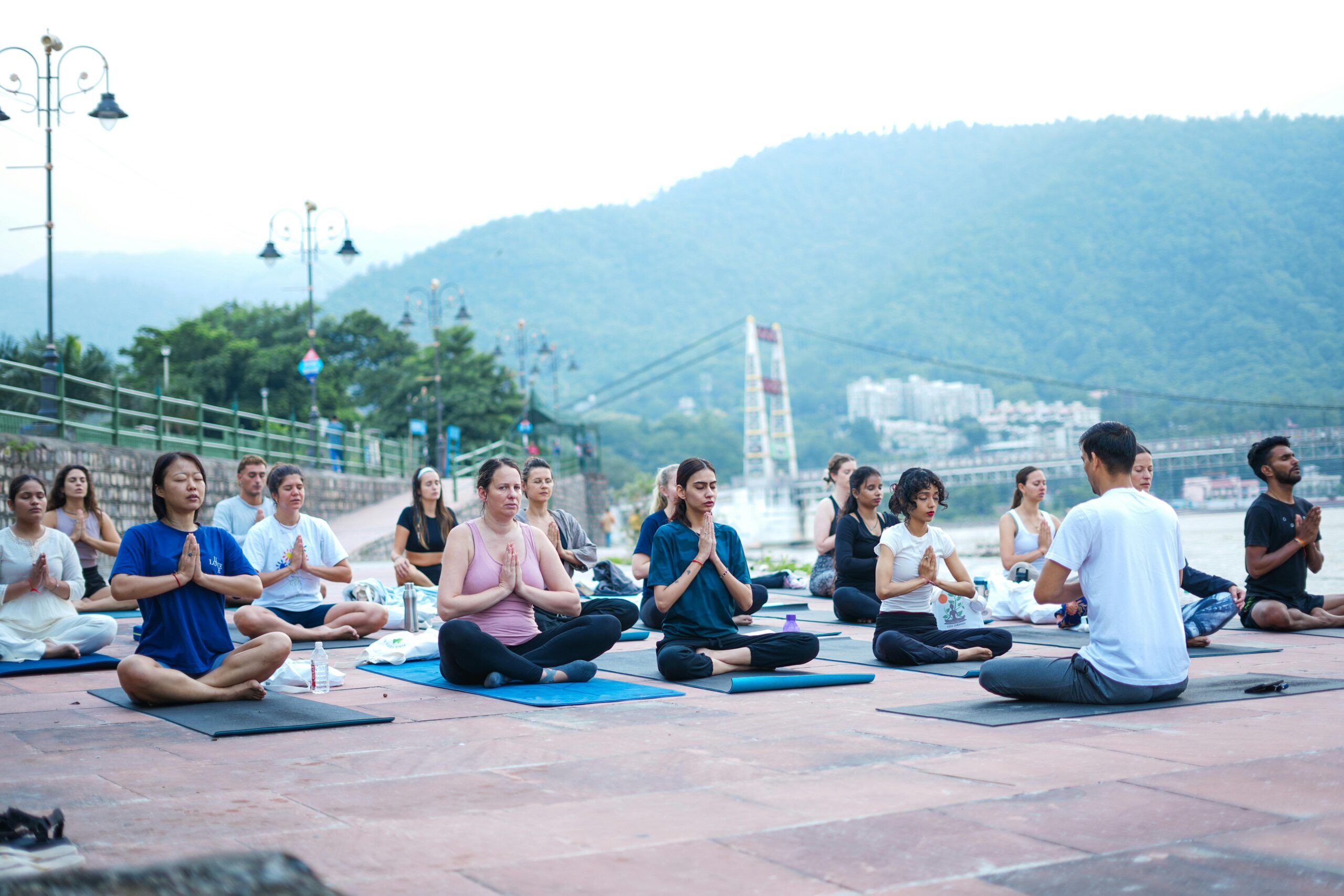 Pratica tradizionale di yoga e meditazione guidata a Rishikesh, India.