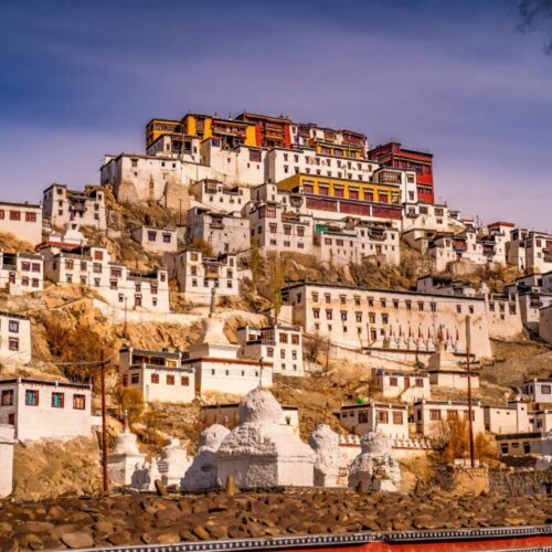 Un antico monastero buddista arroccato sulle montagne rocciose di Leh, nella spettacolare regione del Ladakh, India del Nord.