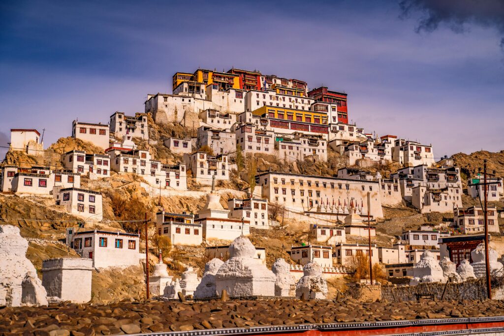 Un antico monastero buddista arroccato sulle montagne rocciose di Leh, nella spettacolare regione del Ladakh, India del Nord.
