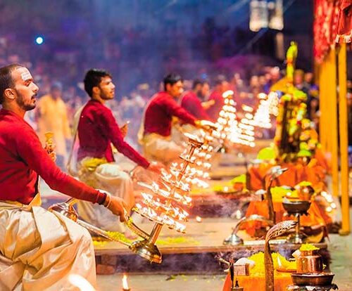 La suggestiva cerimonia spirituale del Ganga Aarti a Varanasi lungo il fiume Gange, un'esperienza culturale esclusiva in India