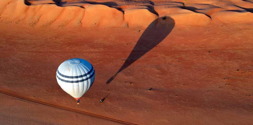 Spettacolare volo in mongolfiera all'alba nel deserto dell'Oman, un'avventura esclusiva e d'élite firmata Black Dove Holidays