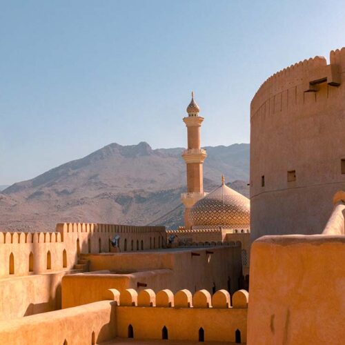 La maestosa torre circolare del Forte di Nizwa, storica attrazione in Oman