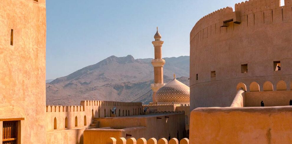 La maestosa torre circolare del Forte di Nizwa, storica attrazione in Oman