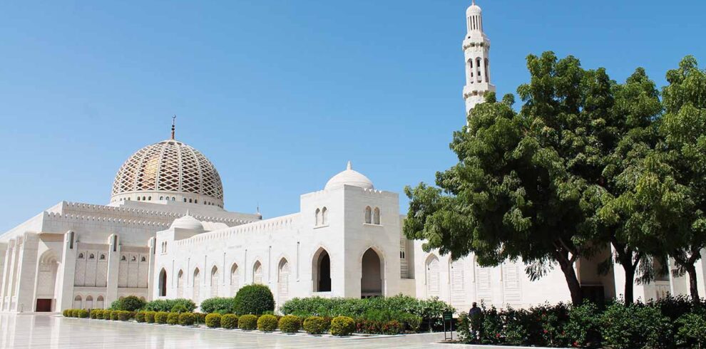 I magnifici cortili esterni in marmo bianco e i minareti della Grande Moschea del Sultano Qaboos a Mascate, Oman.