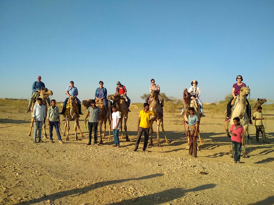 Turisti in sella a cammelli a Jaisalmer