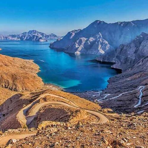 Vista panoramica aerea sul braccio di mare e sui fiordi del Musandam dalla strada panoramica di montagna verso il Jebel Harim, Oman.