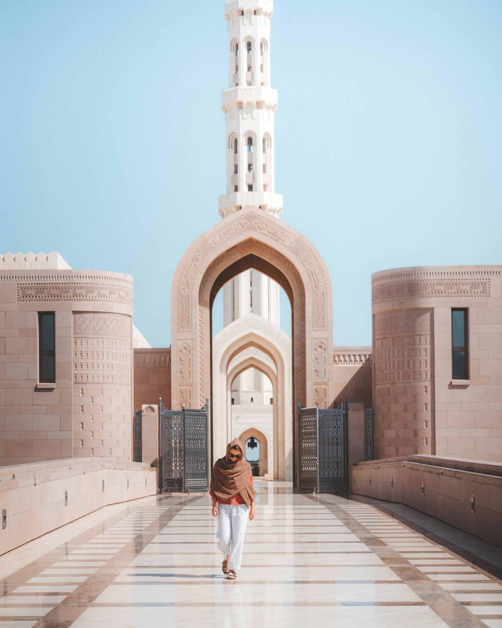 La maestosa Grande Moschea del Sultano Qaboos a Mascate, Oman
